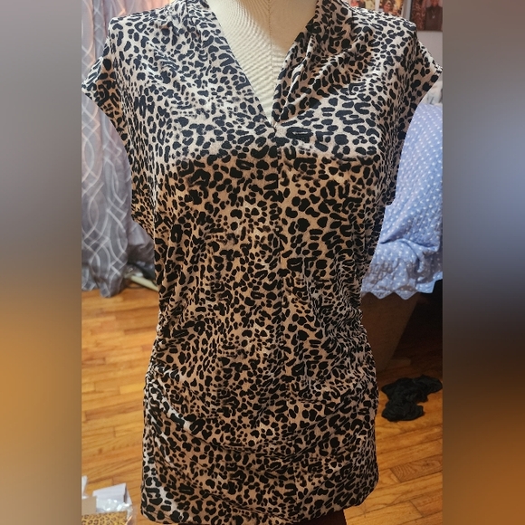 Vince Camuto Leopard Top, Size M with Rouching On Side - Picture 1 of 4